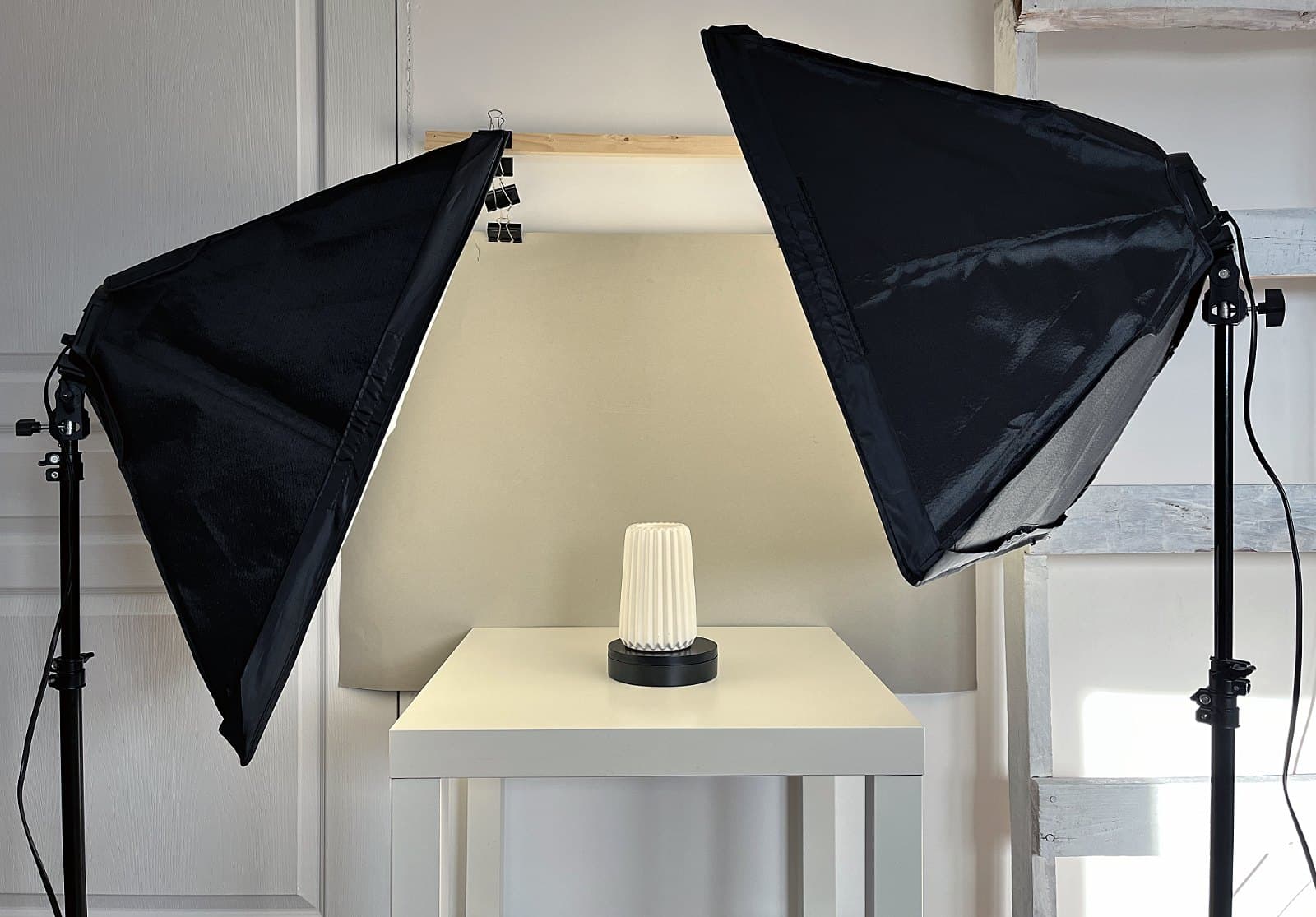 Фото імпровізованого фото-куточка, де відбувається фотосесія готових виробів з гіпсу.