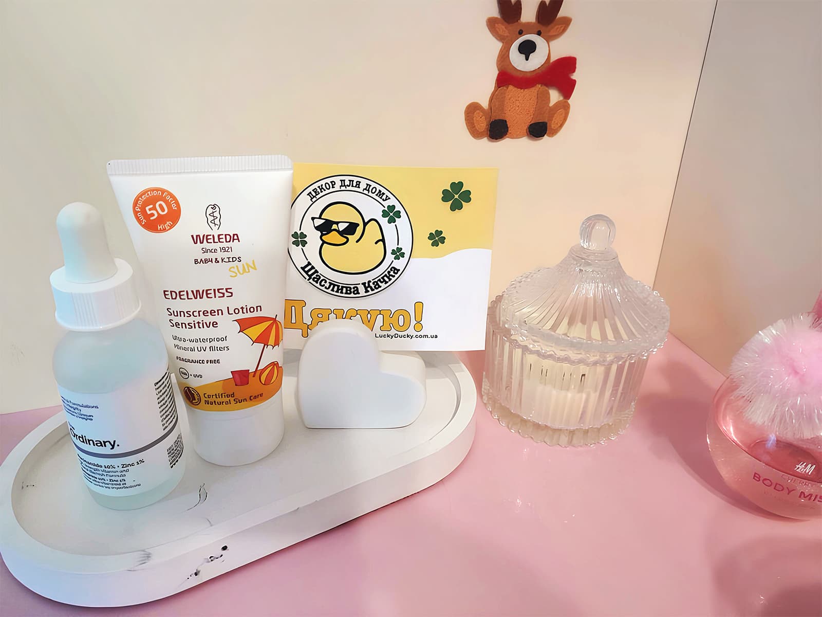 Ніжно біла мармурова гіпсова таця в рожевому косметичному куточку