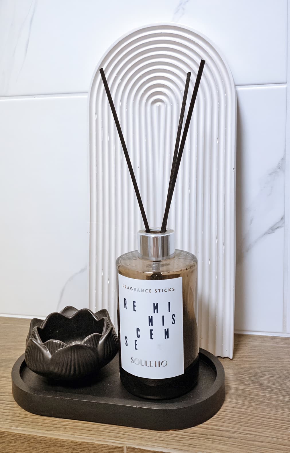 Підставка для аромадифузора з чорним лотосом на тлі гіпсової арки