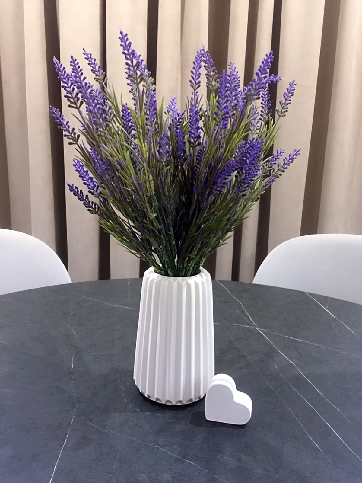 Візитниця у формі серця біля гіпсової вази "Айворі" з букетом лаванди