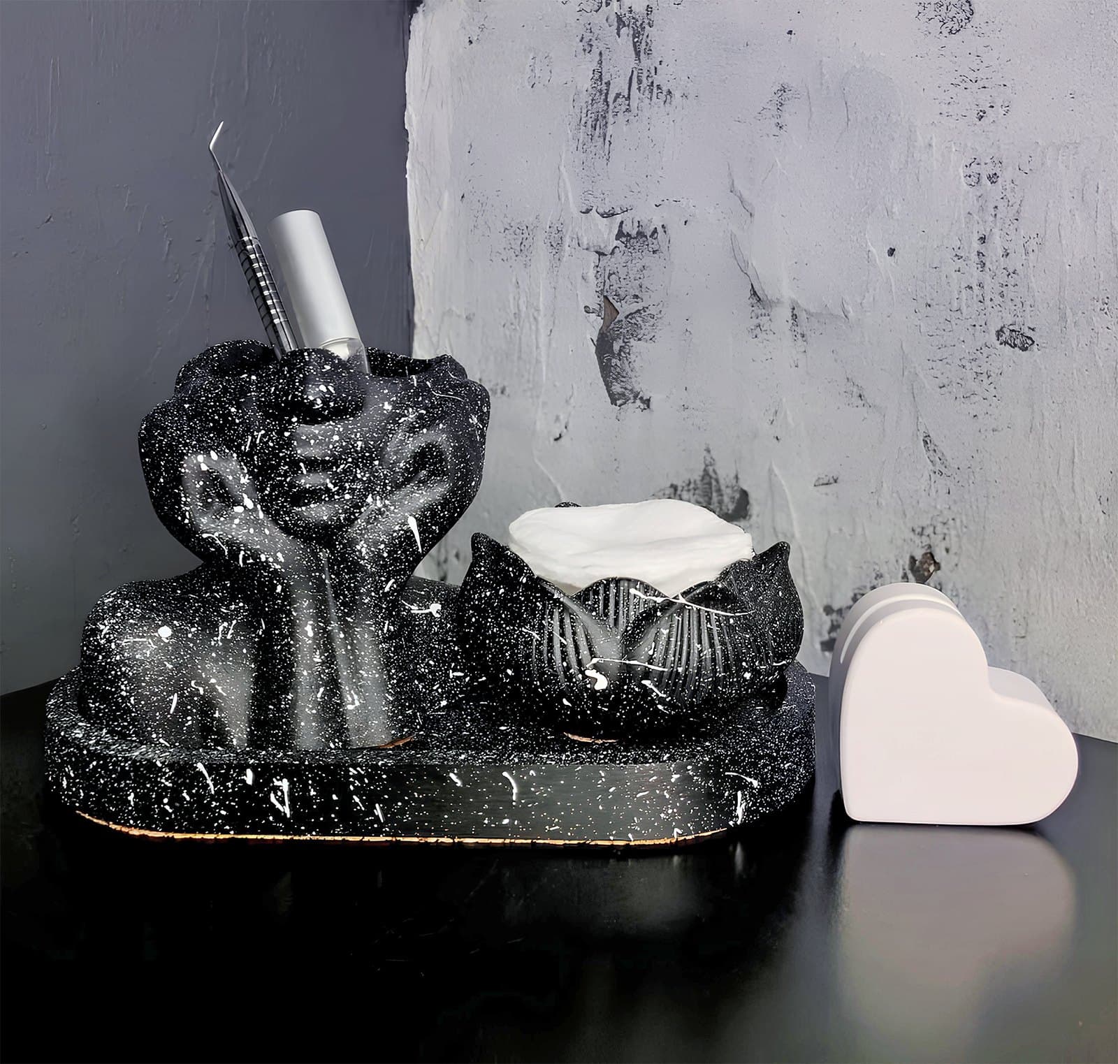 Гіпсова дівчинка з лотосом на овальній таці у куточку в стилі лофт