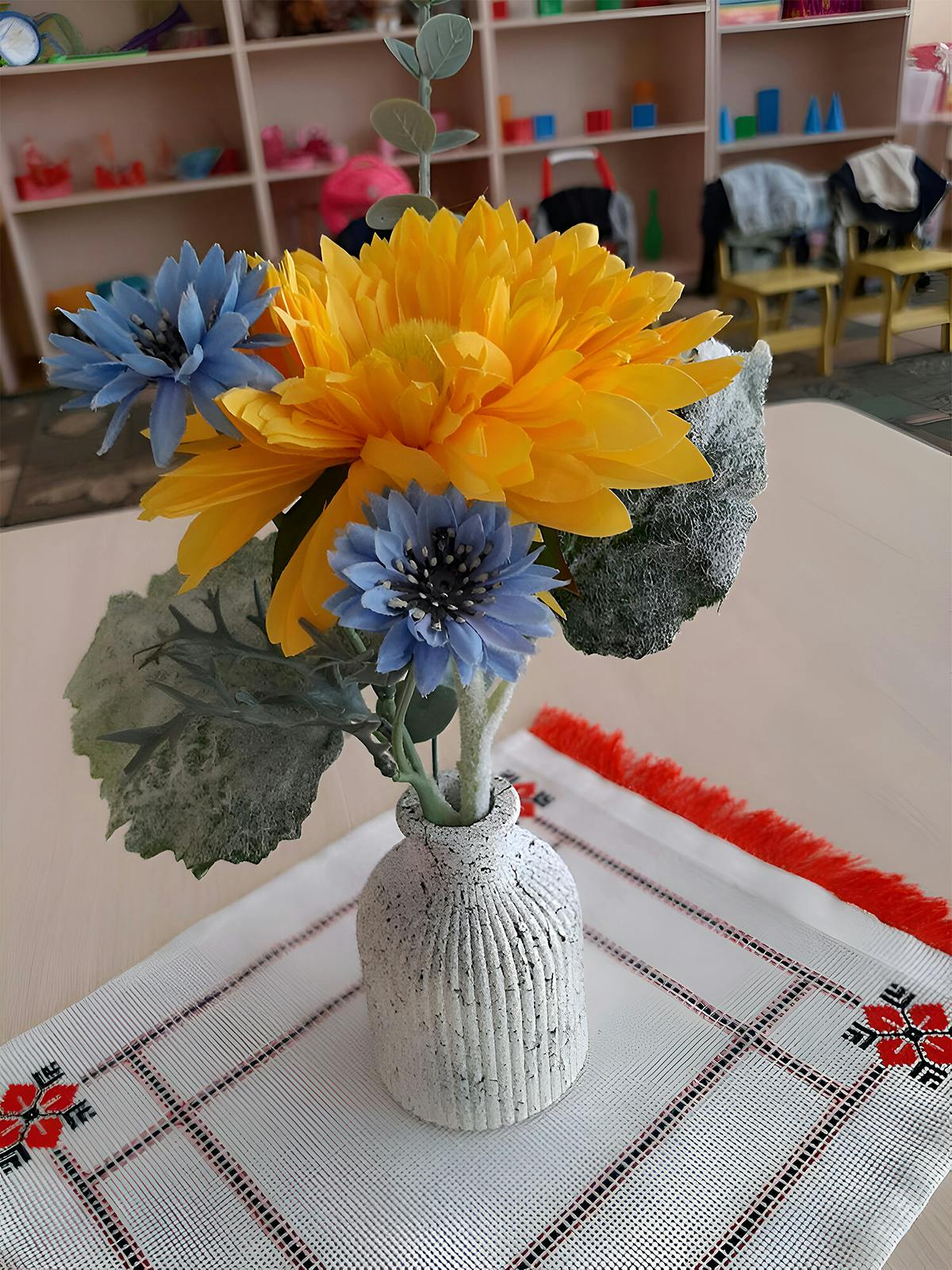Гіпсова ваза з квітами: сучасна краса у дитячому садочку