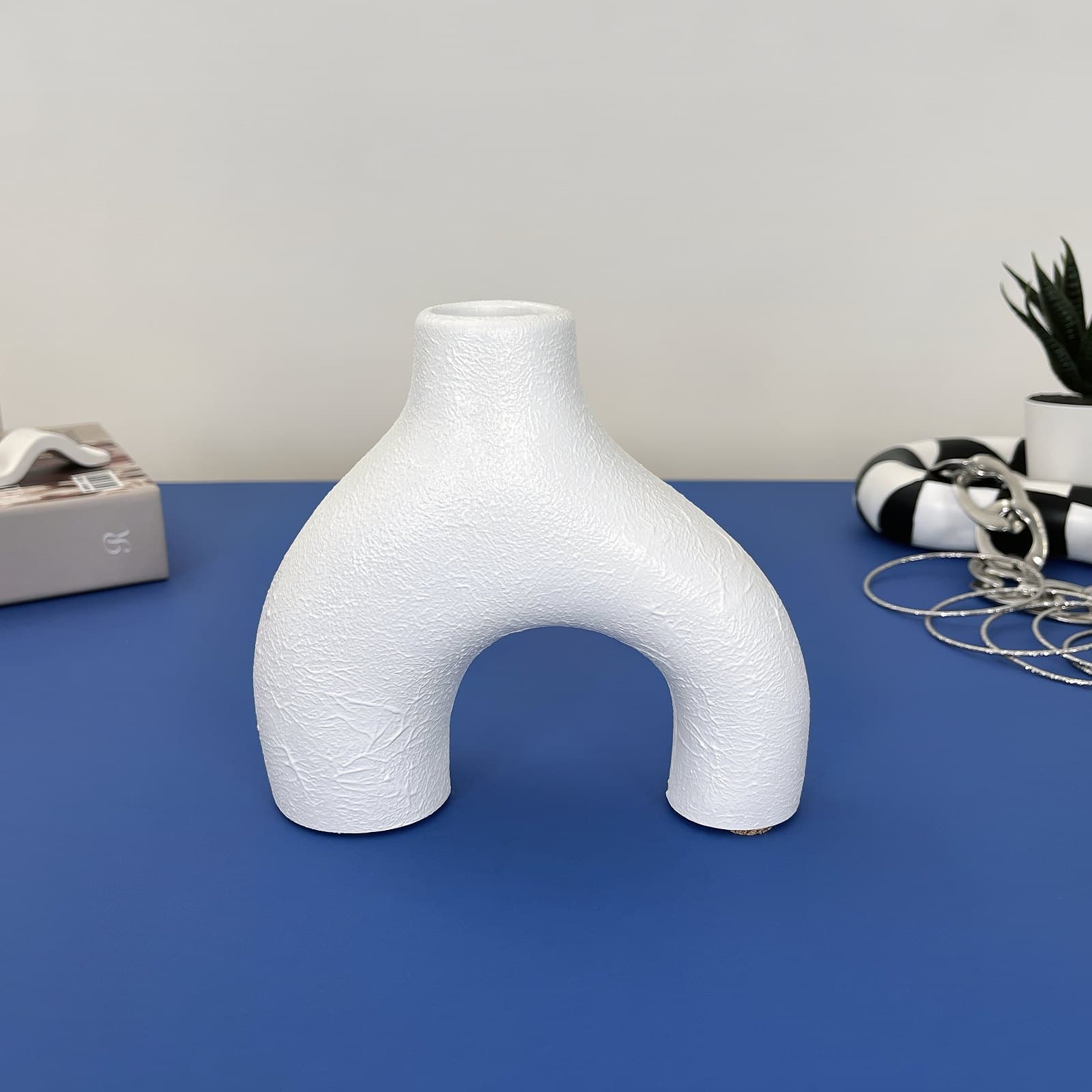 Ваза Арка Фактурна Біла | Гіпсовий Виріб від майстерні "Щаслива Качка" - Слайд 2